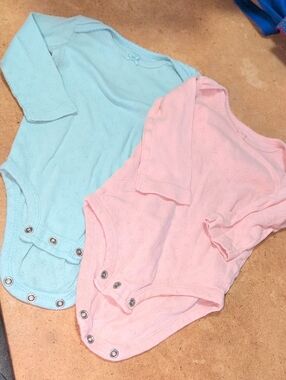 Set Of 2 Baby Carter's Long Sleeve Onesies in Light Blue & Light Pink Size 6M